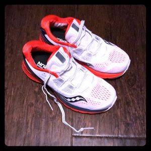 Women’s size 7 saucony eve run tennis shoes